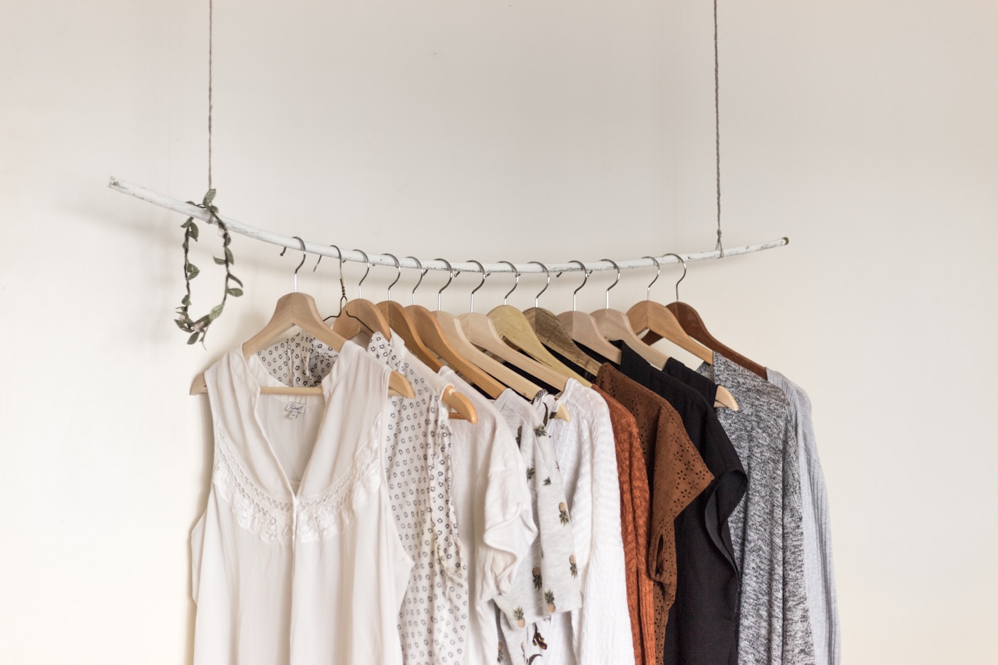 Composição editorial de moda com peças em cabides